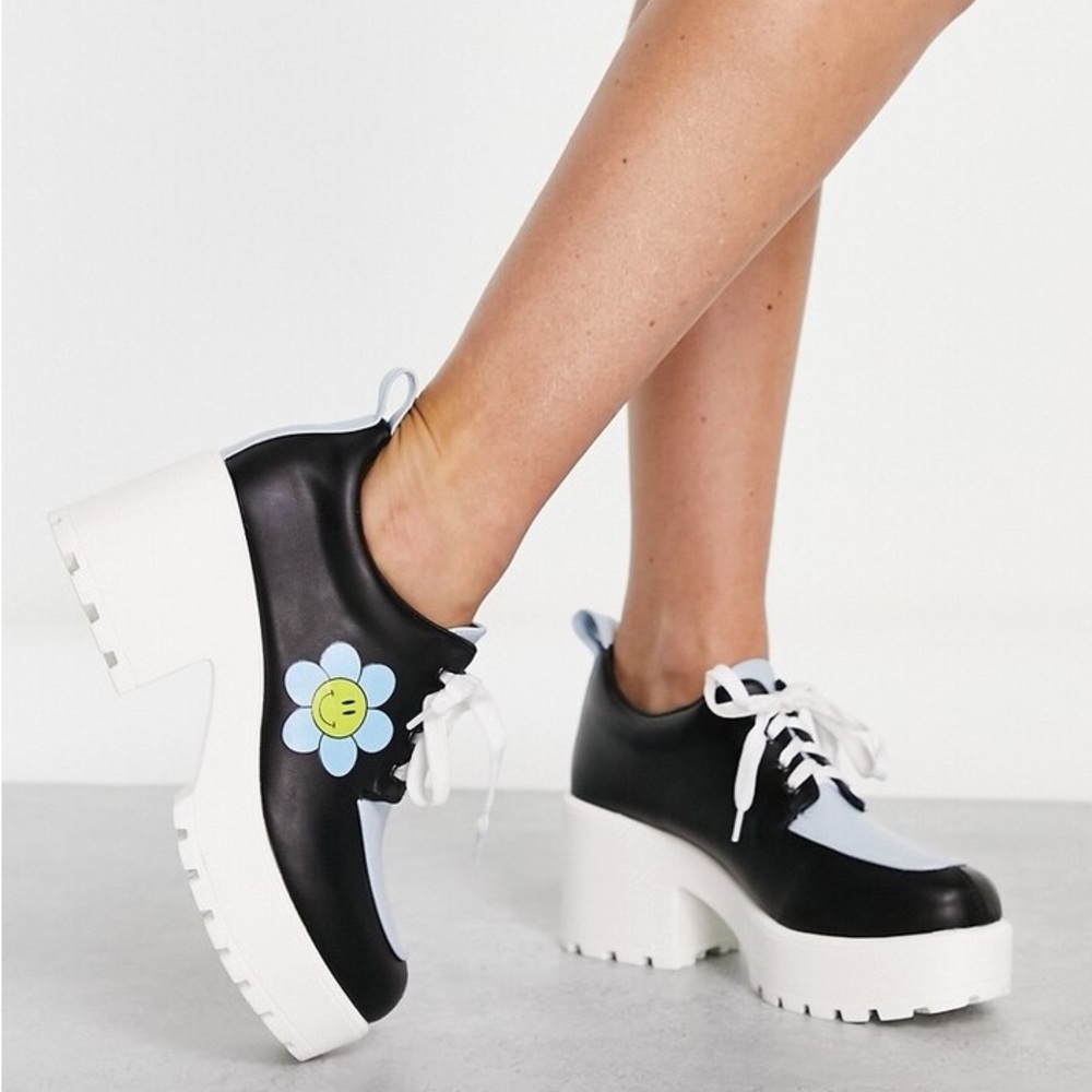 Koi Footwear Platform Daisy Sneakers, Size 5 - Picture 3 of 5